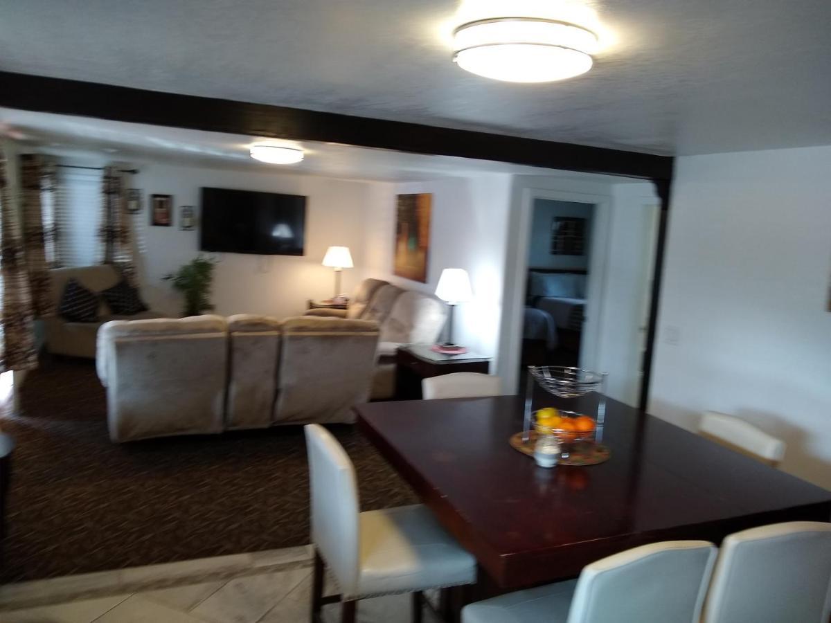 Holiday Motel בנד מראה חיצוני תמונה