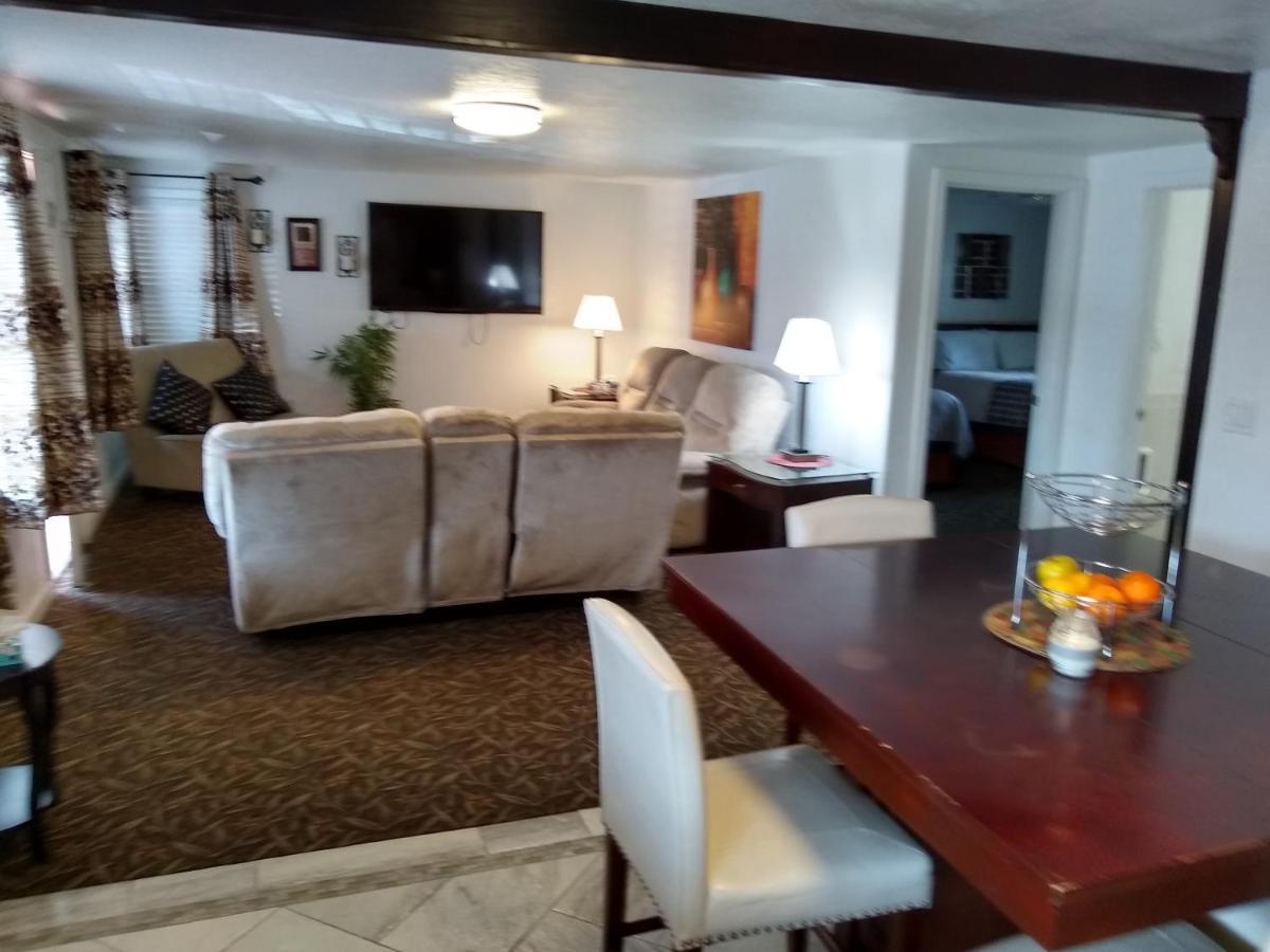 Holiday Motel בנד מראה חיצוני תמונה