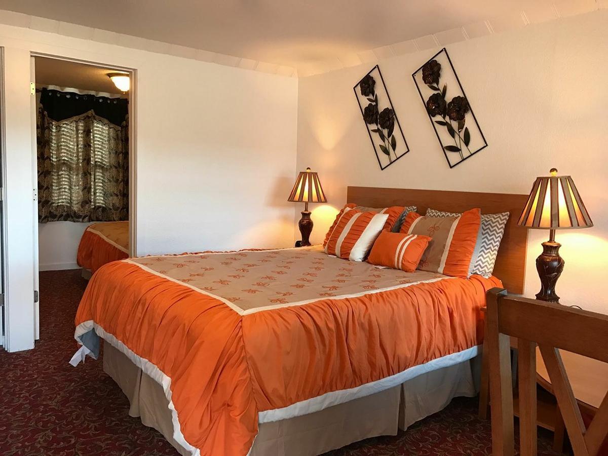 Holiday Motel בנד מראה חיצוני תמונה
